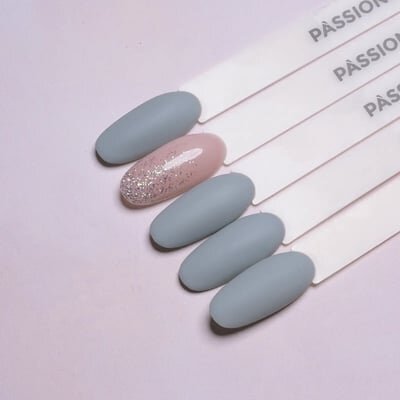 Unghie grigie opache